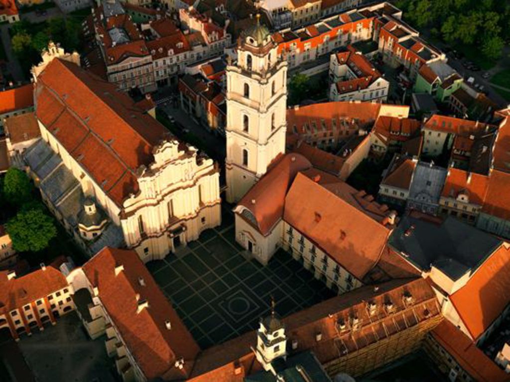 Vilniuje vienuoliai jėzuitai įkūrė pirmąją Rytų Europoje aukštąją mokyklą – Vilniaus universitetą