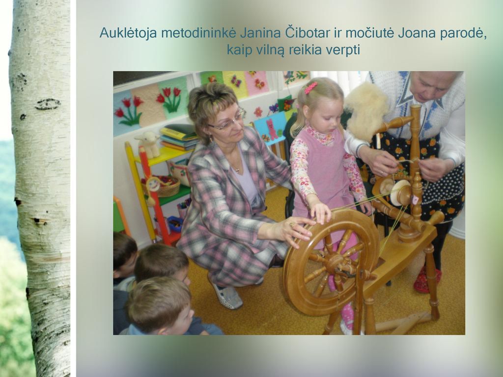 Auklėtoja metodininkė Janina Čibotar ir močiutė Joana parodė, kaip vilną reikia verpti