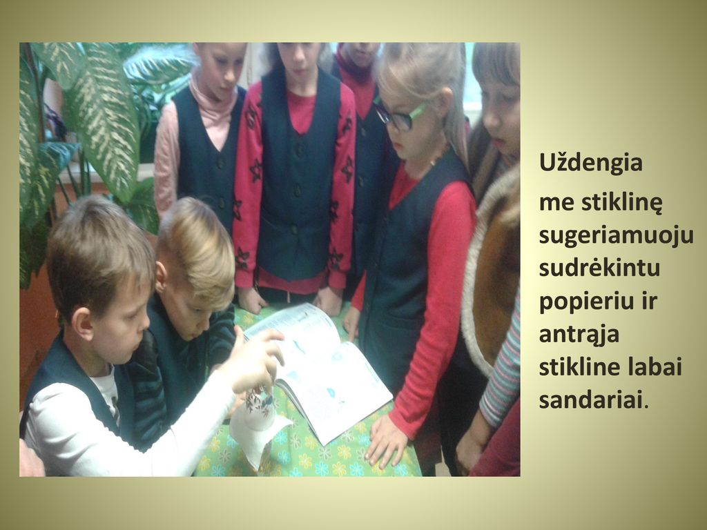 Uždengia me stiklinę sugeriamuoju sudrėkintu popieriu ir antrąja stikline labai sandariai.